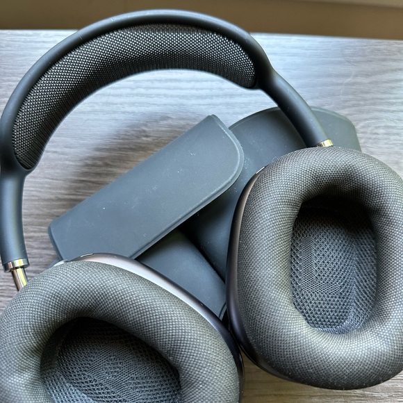 Apple Airpods Max in Black - Picture 10 of 14